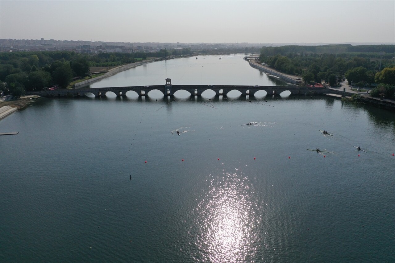 Edirne'de yarın başlayacak Avrupa 23 Yaş Altı Kürek Şampiyonası öncesi sporcular antrenman yaptı....