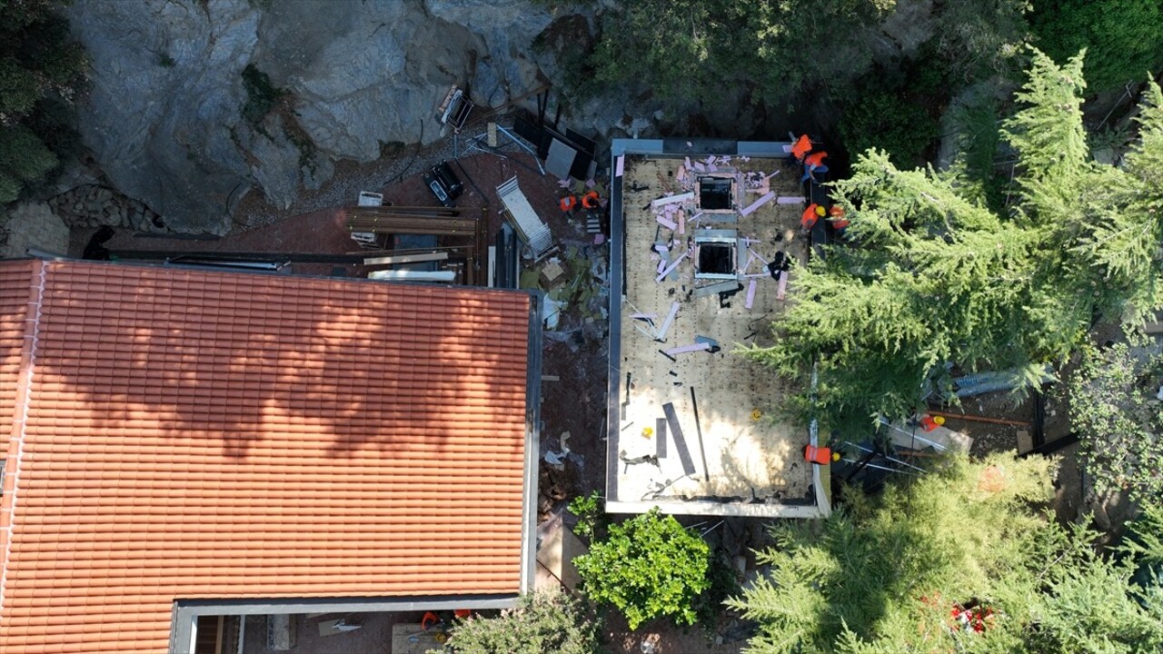 Üsküdar Vaniköy'de Boğaziçi Öngörünüm Bölgesi'nde izinsiz inşa faaliyetlerinin gerçekleştirildiği...