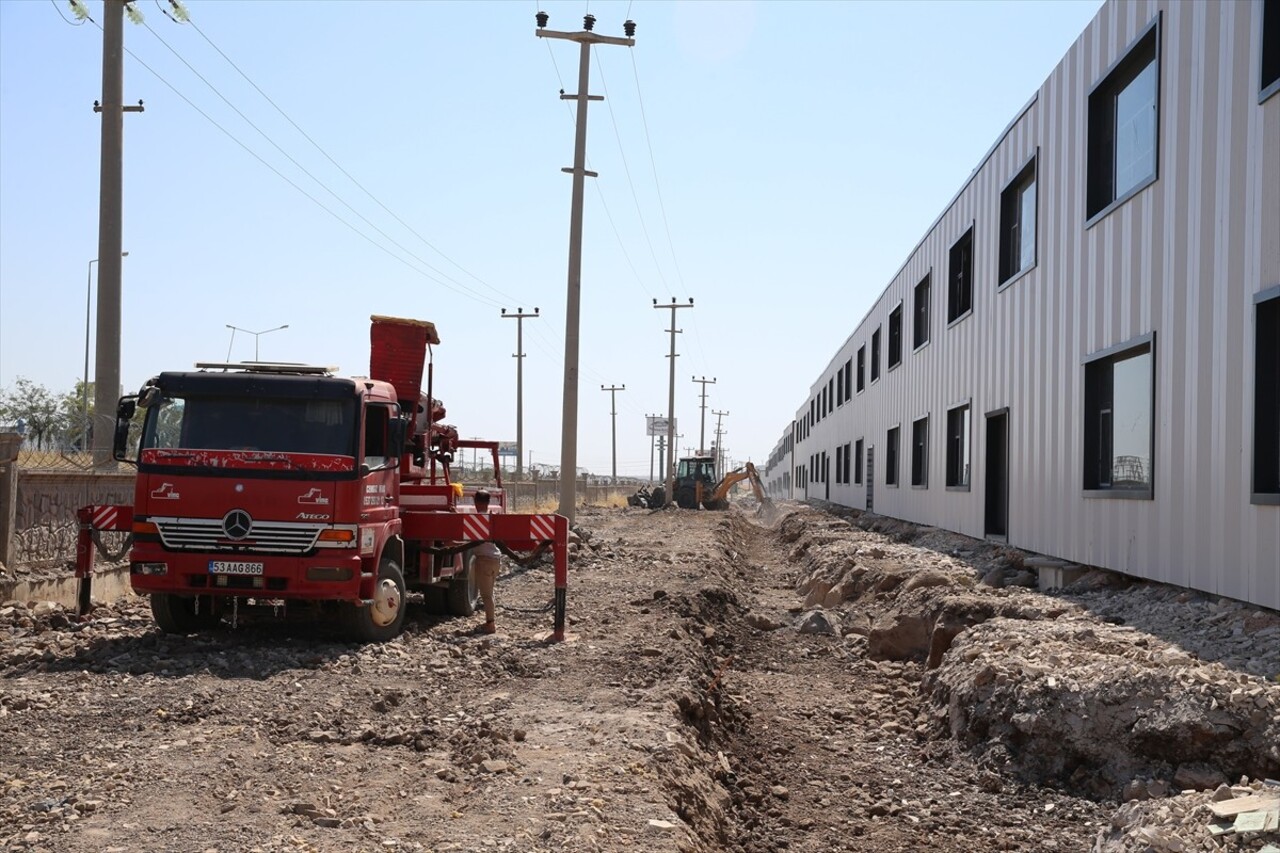 Diyarbakır'da, geçen yıl 6 Şubat'ta meydana gelen Kahramanmaraş merkezli depremlerden etkilenen...