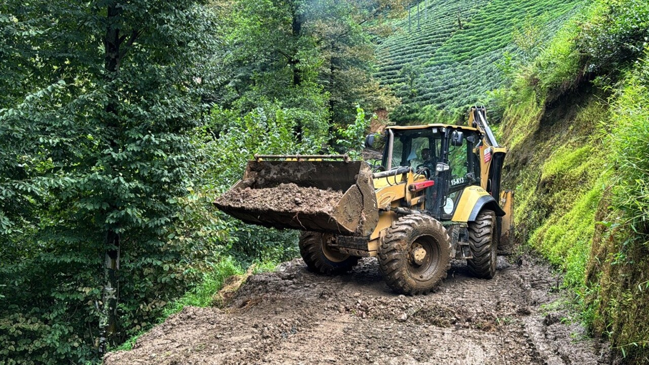 Rize'de etkili olan sağanak nedeniyle bazı derelerin debisi yükseldi ve toprak kayması meydana...