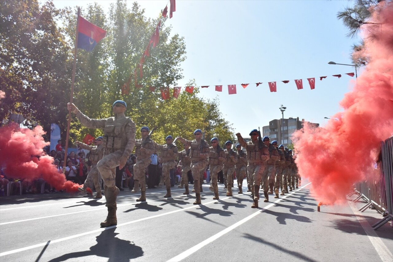 Balıkesir'in düşman işgalinden kurtuluşunun 102'inci yılı törenle kutlandı. Kutlamalar, Balıkesir...