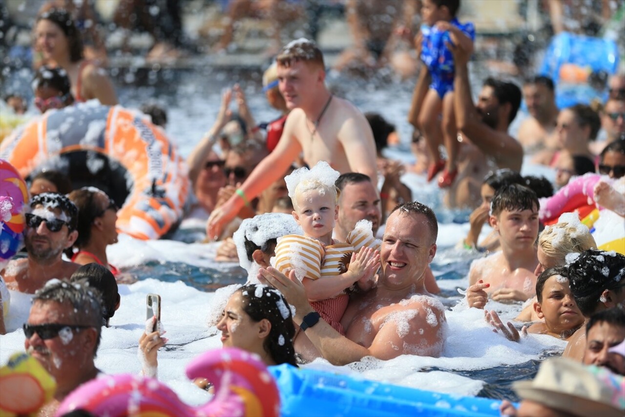 Antalya'da sıcak hava ve nemden bunalanlar, sahillerde yoğunluk oluşturdu. Sıcaktan bunalan kent...