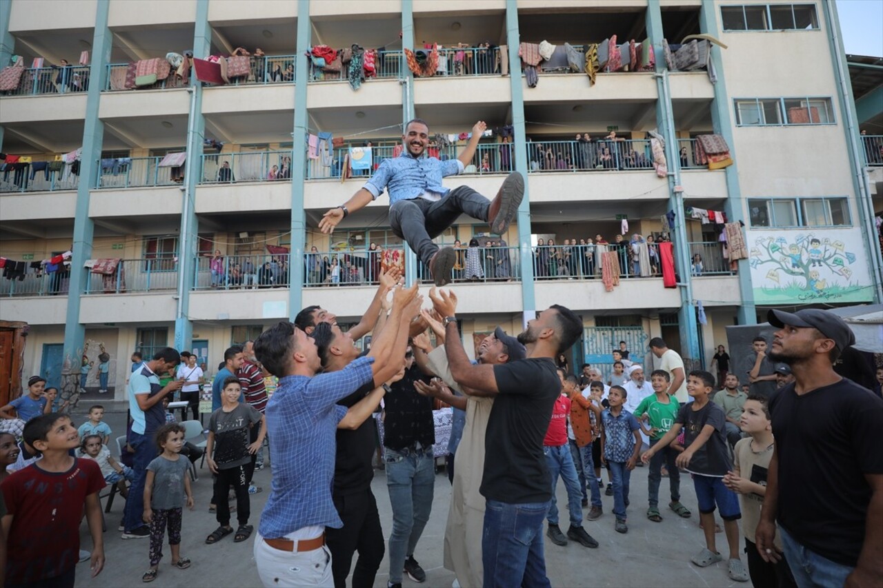 İsrail saldırıları altındaki Gazze Şeridi'ndeki Nusayrat Mülteci Kampı'nda çok sayıda yerinden...