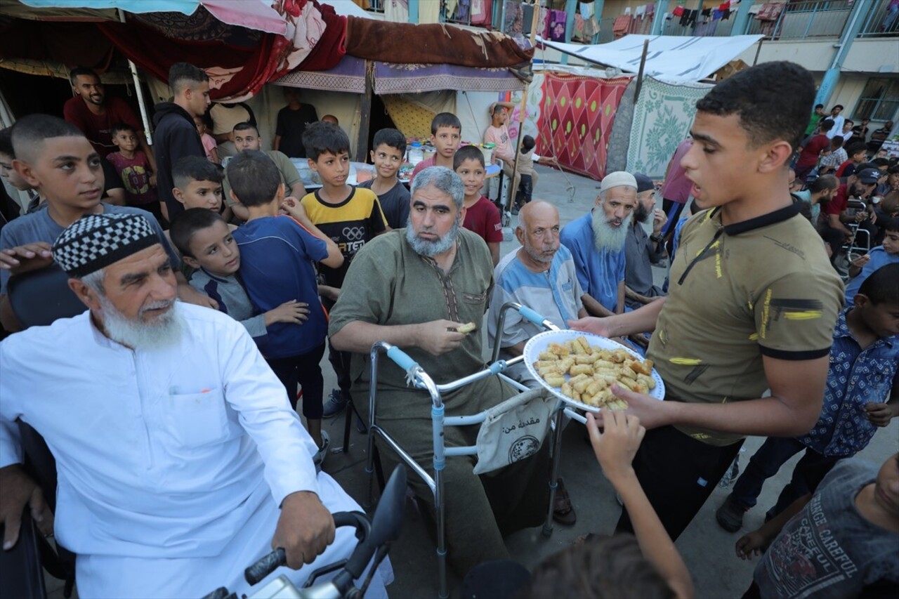 İsrail saldırıları altındaki Gazze Şeridi'ndeki Nusayrat Mülteci Kampı'nda çok sayıda yerinden...