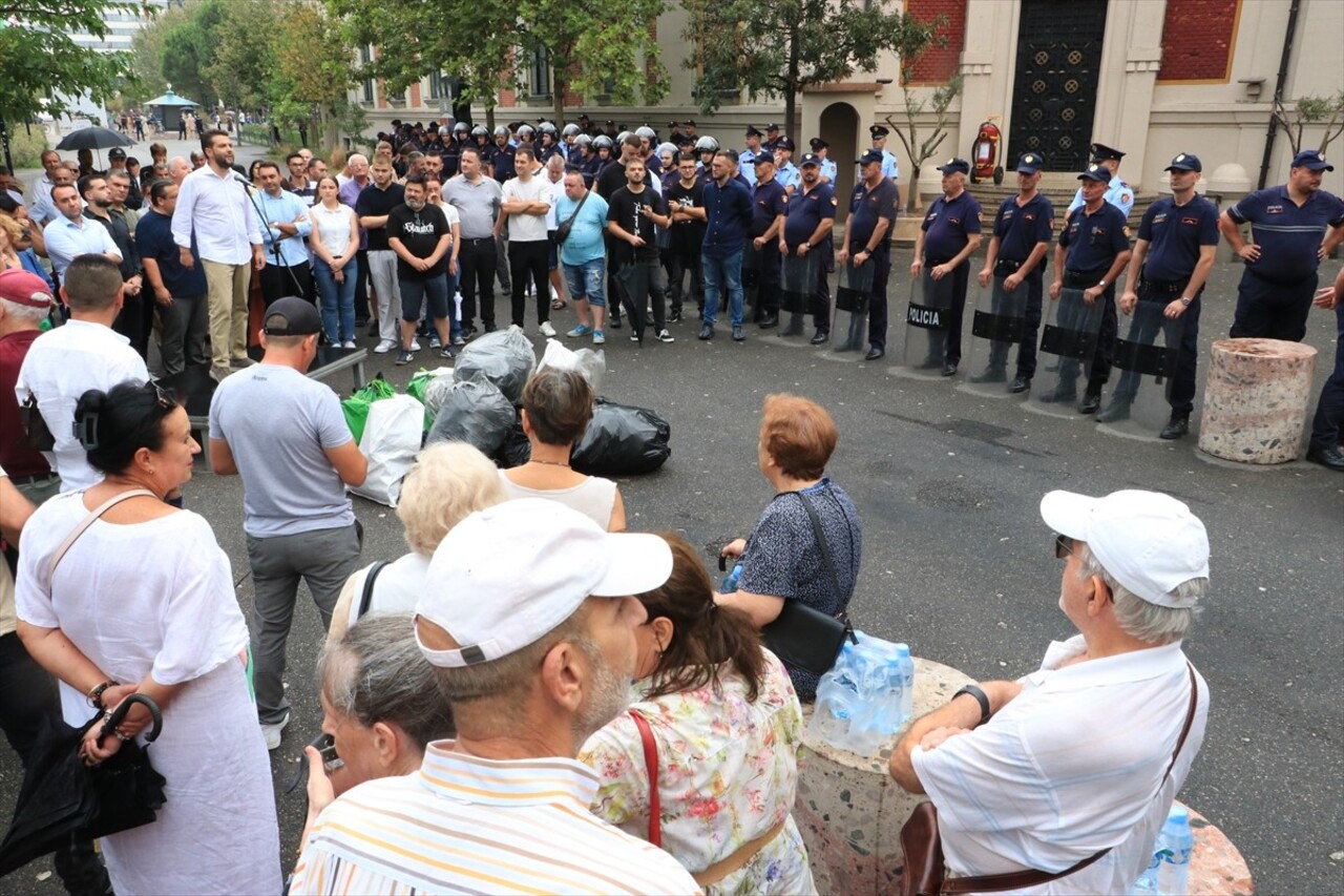 Arnavutluk'un başkenti Tiran'da Belediye Başkanı Erion Veliaj'a istifa çağrıları ve belediyedeki...