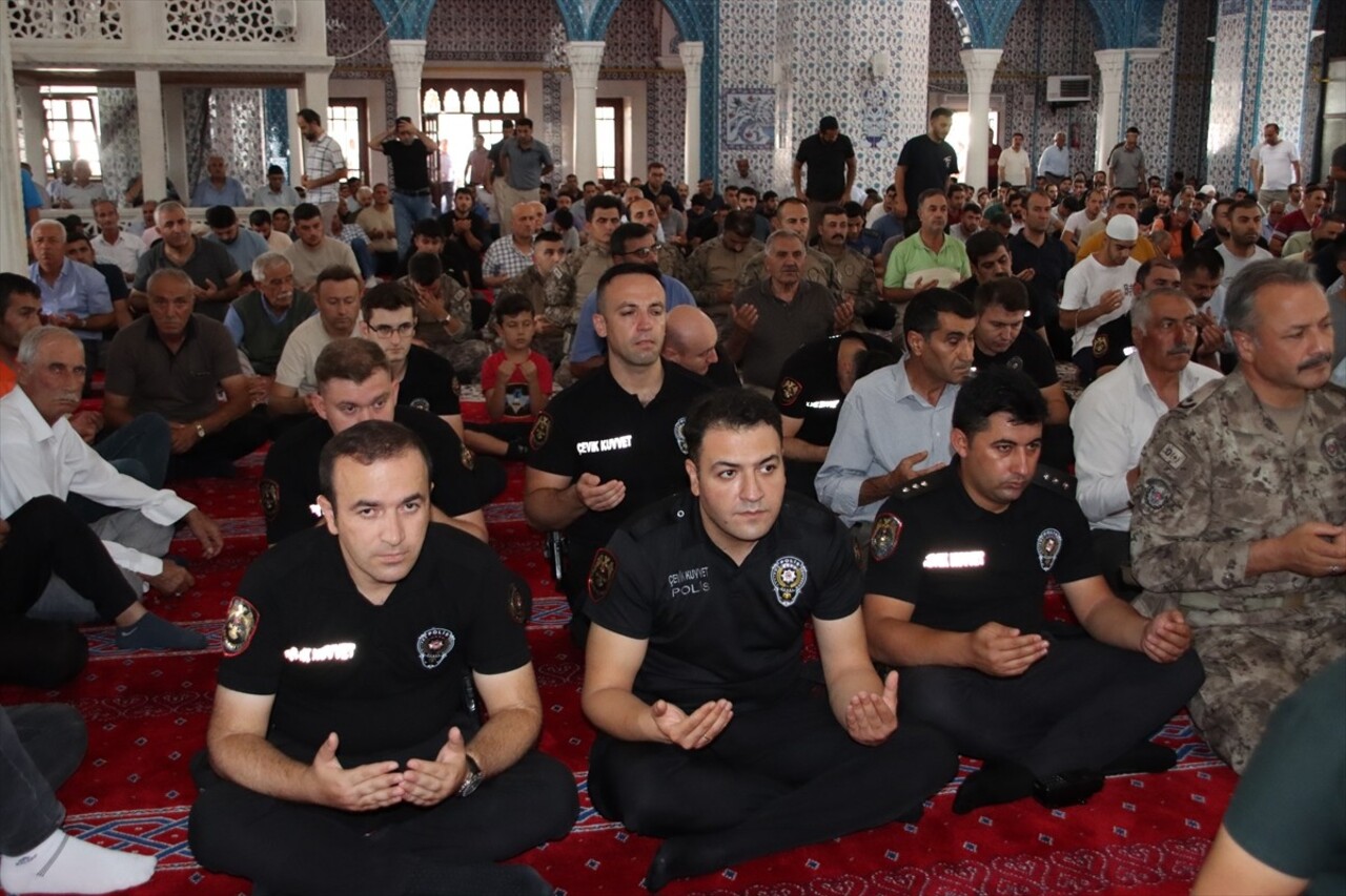 Iğdır'da, 9 yıl önce teröristlerce düzenlenen bombalı saldırıda şehit olan 13 polis için mevlit...