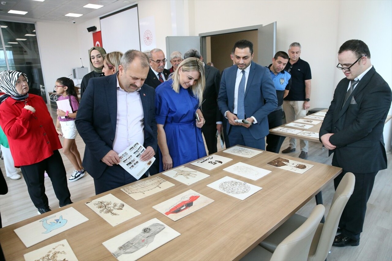 Kastamonu'da özel bireylerin meslek edinmelerini sağlamak amacıyla hazırlanan "Ahşaba Özel Dokunuş...