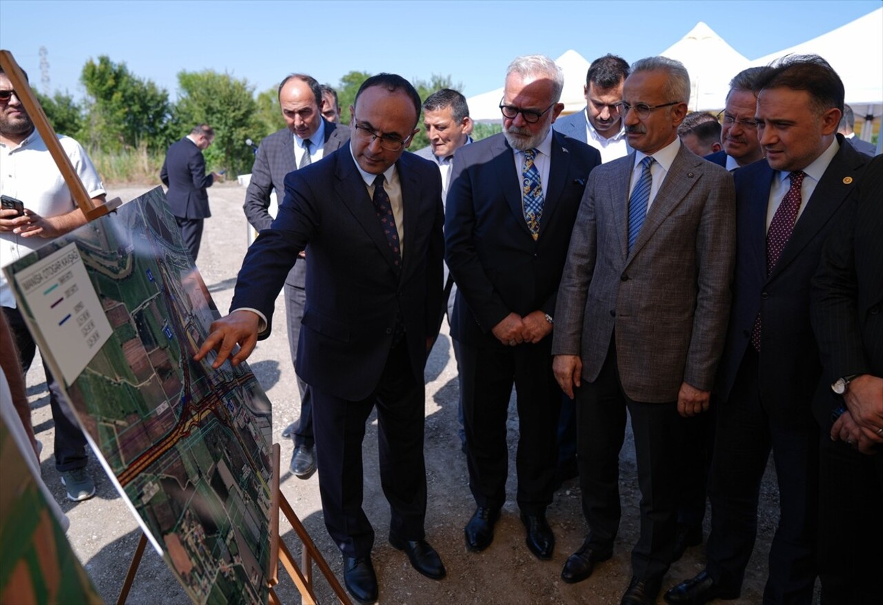 Ulaştırma ve Altyapı Bakanı Abdulkadir Uraloğlu (sağda), Manisa programı kapsamında yapımı süren...