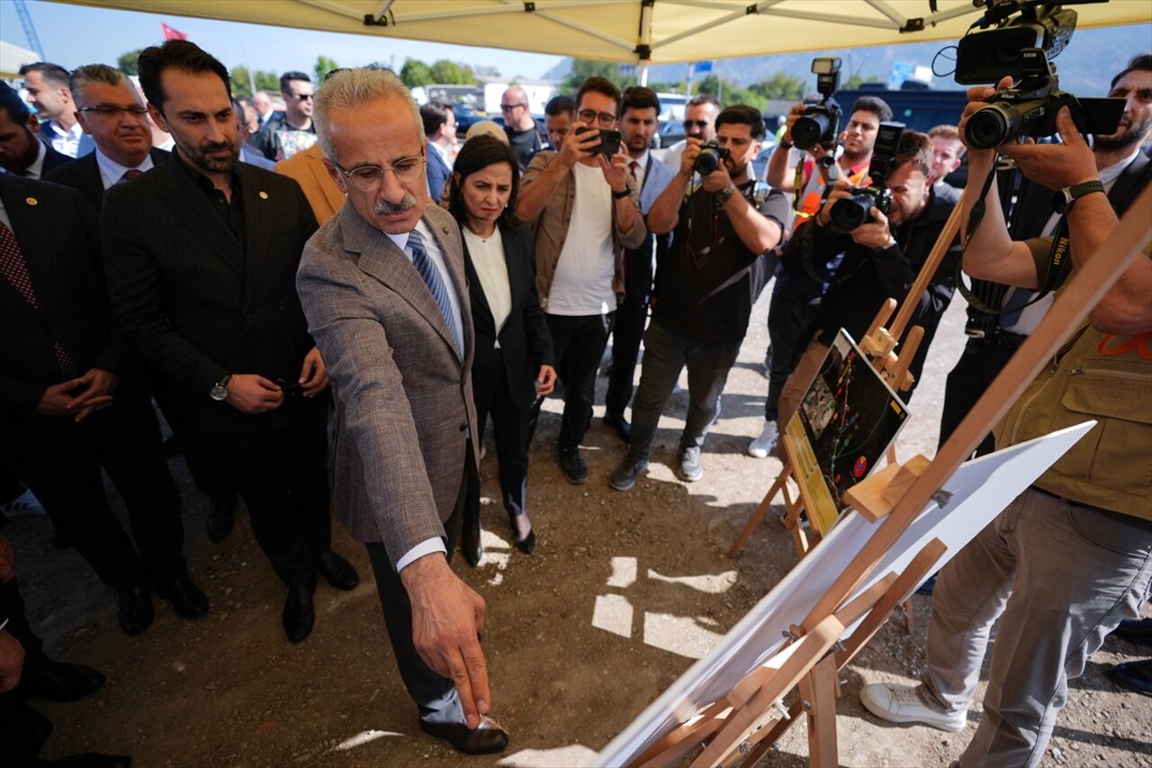 Ulaştırma ve Altyapı Bakanı Abdulkadir Uraloğlu (sağda), Manisa programı kapsamında yapımı süren...