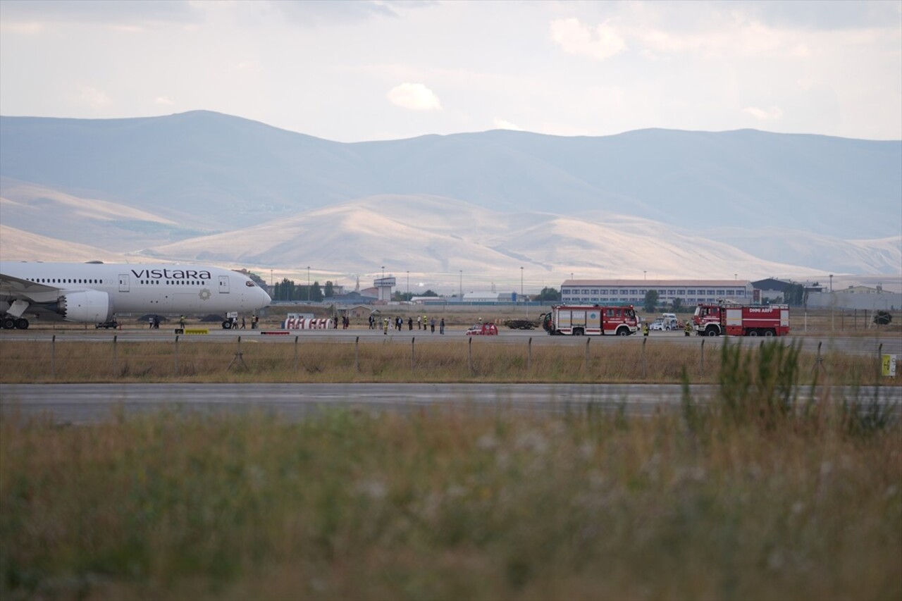 Hindistan-Almanya seferini yapan Vistara Hava Yolları’na ait yolcu uçağı, bomba ihbarı üzerine...