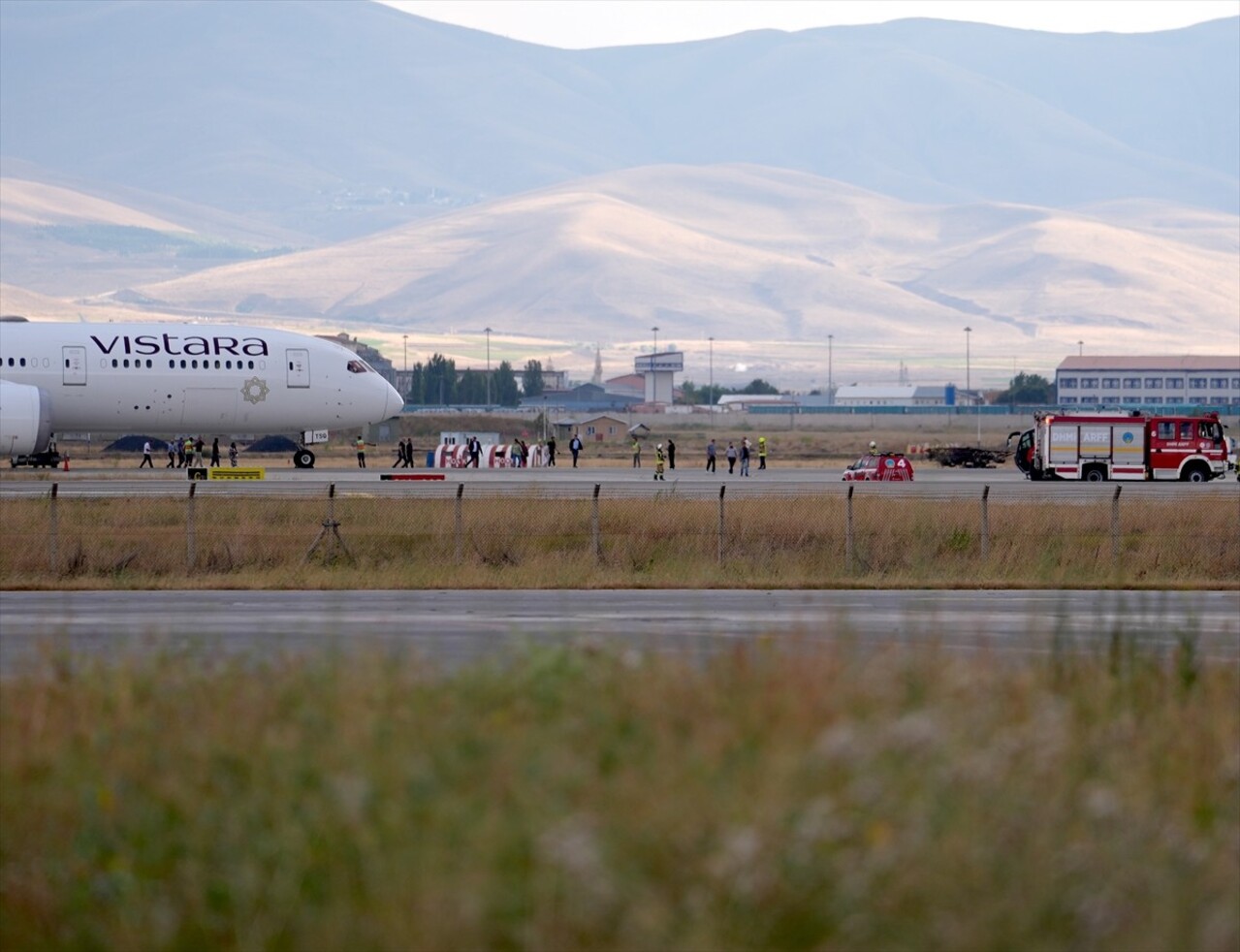 Hindistan-Almanya seferini yapan Vistara Hava Yolları’na ait yolcu uçağı, bomba ihbarı üzerine...