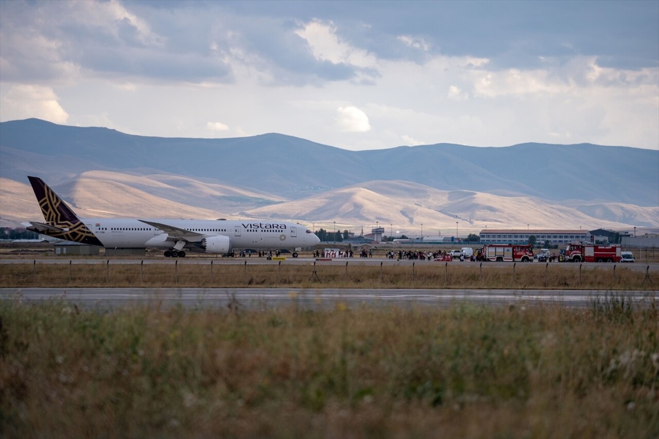 Hindistan-Almanya seferini yapan Vistara Hava Yolları’na ait yolcu uçağı, bomba ihbarı üzerine...