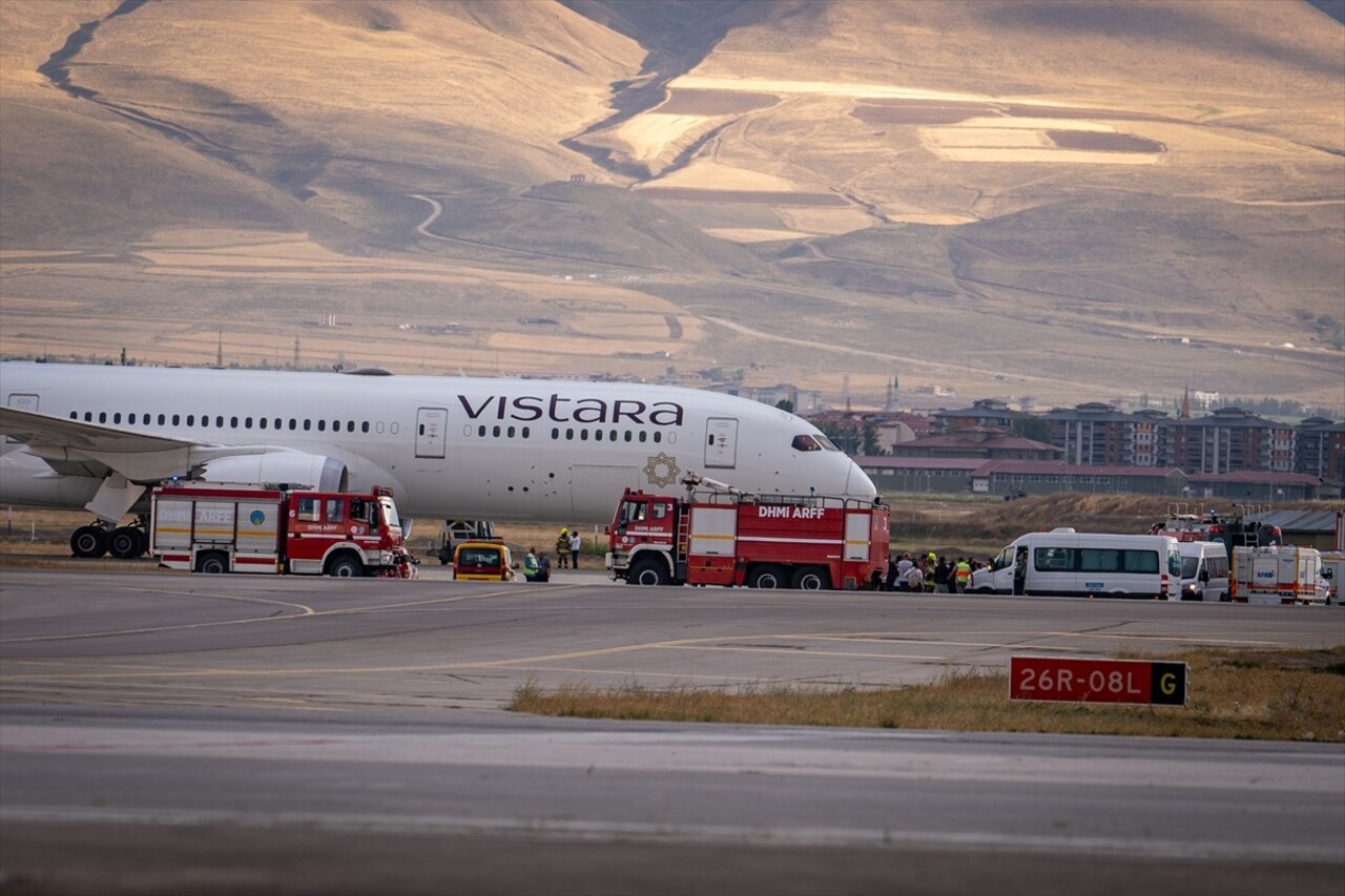 Hindistan-Almanya seferini yapan Vistara Hava Yolları’na ait yolcu uçağı, bomba ihbarı üzerine...