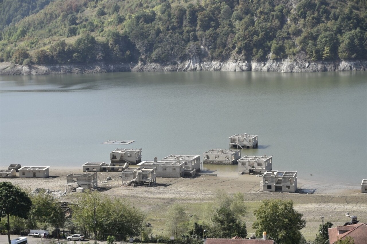 Zonguldak'ın Karadeniz Ereğli ilçesindeki Kızılcapınar Barajı'nda yüksek hava sıcaklıkları ve...