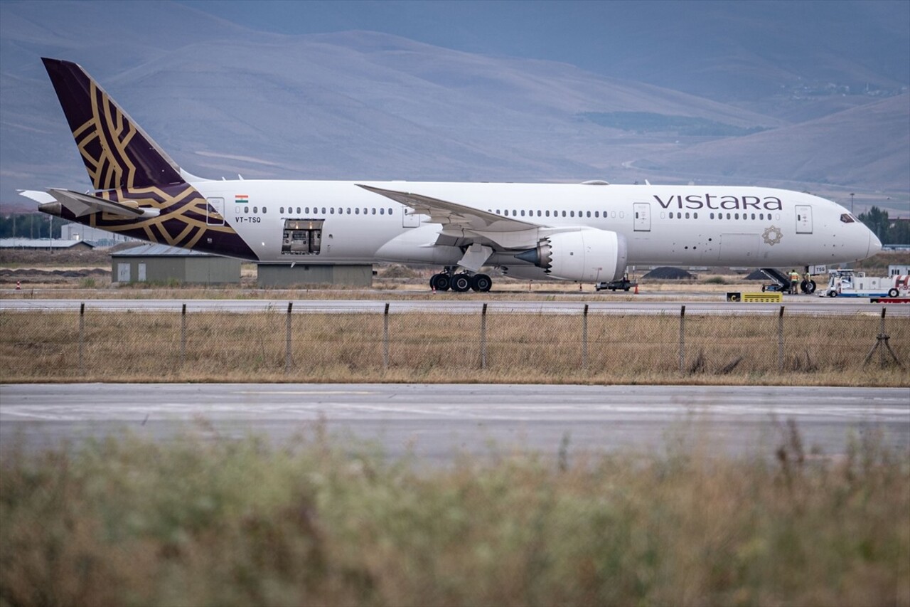 Hindistan-Almanya seferini yapan Vistara Hava Yolları’na ait yolcu uçağı, bomba ihbarı üzerine...