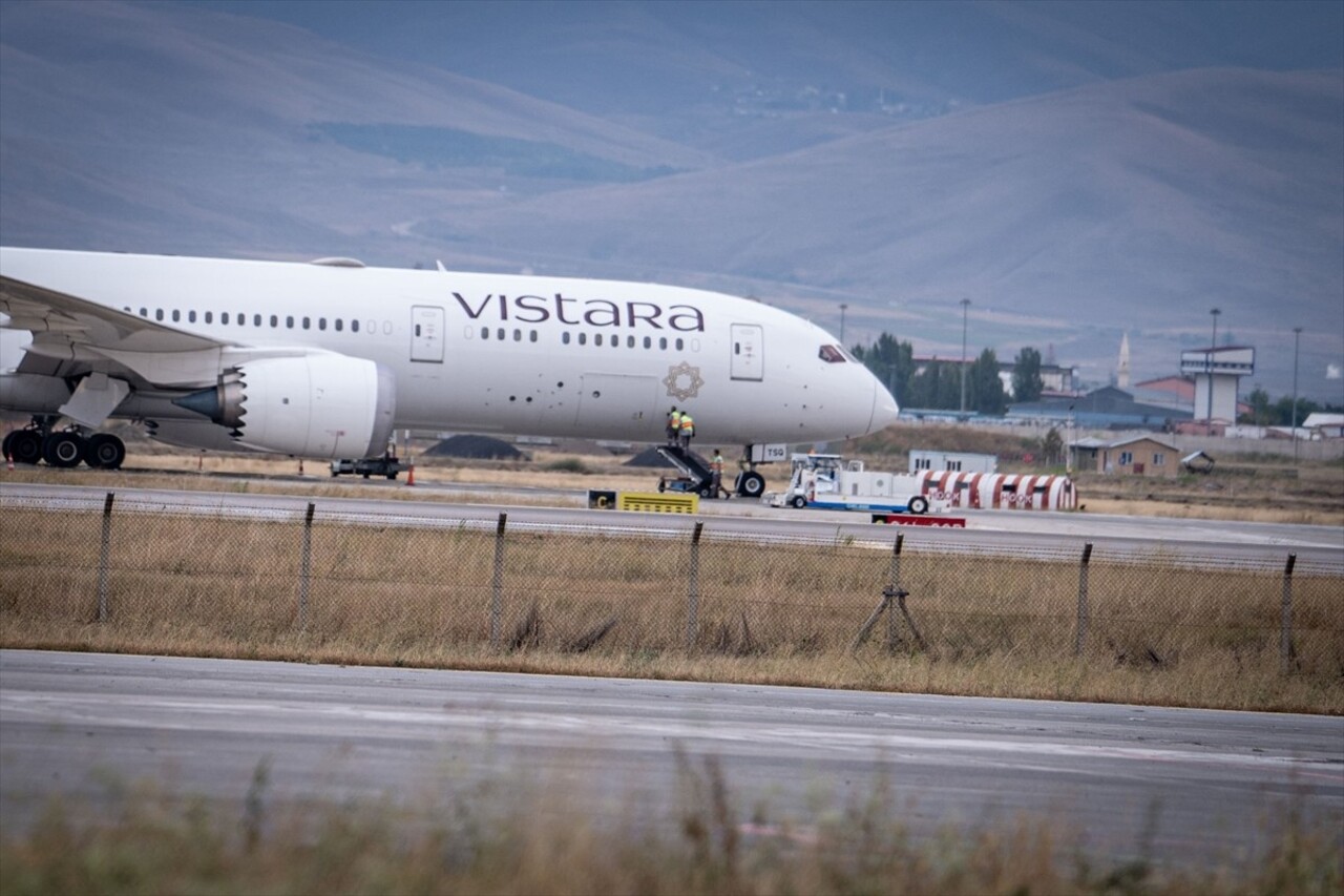 Hindistan-Almanya seferini yapan Vistara Hava Yolları’na ait yolcu uçağı, bomba ihbarı üzerine...