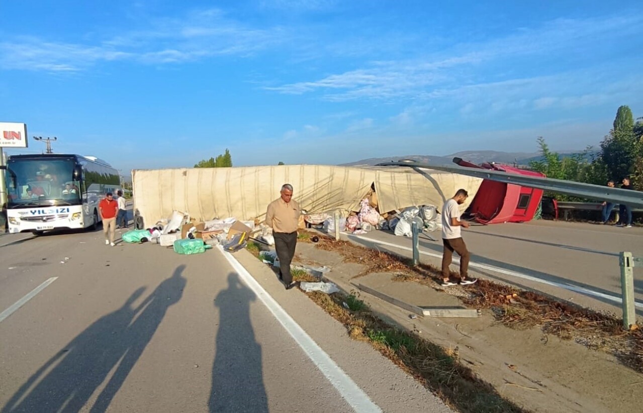 Amasya'da süt yüklü tanker ile tırın çarpışması sonucu 1 kişi yaralandı.