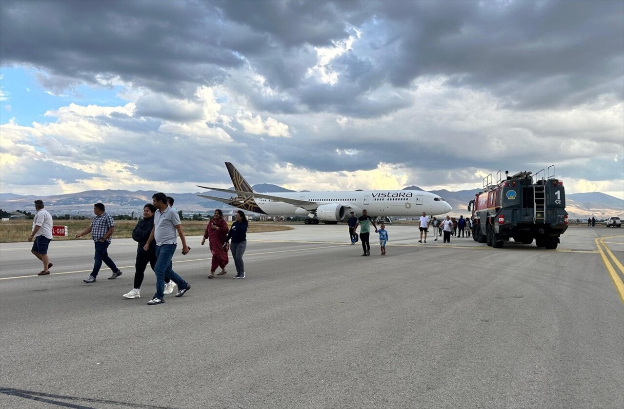 Hindistan-Almanya seferini yapan Vistara Hava Yolları’na ait yolcu uçağı, bomba ihbarı üzerine...