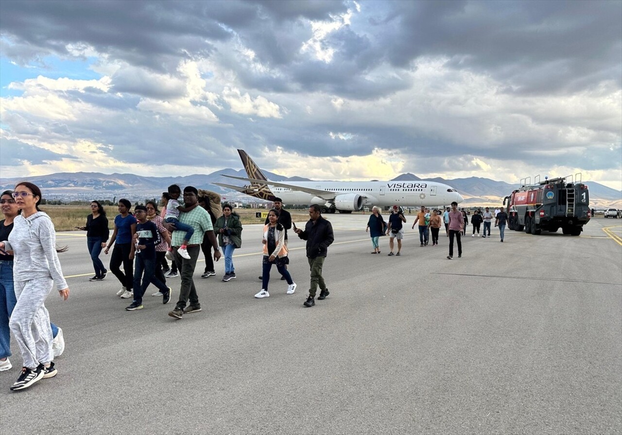 Hindistan-Almanya seferini yapan Vistara Hava Yolları’na ait yolcu uçağı, bomba ihbarı üzerine...