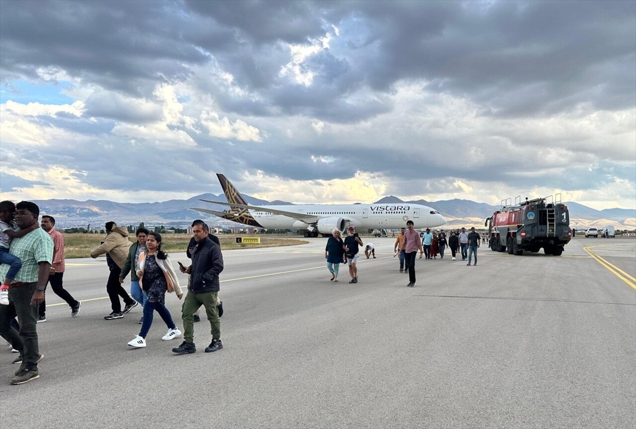 Hindistan-Almanya seferini yapan Vistara Hava Yolları’na ait yolcu uçağı, bomba ihbarı üzerine...