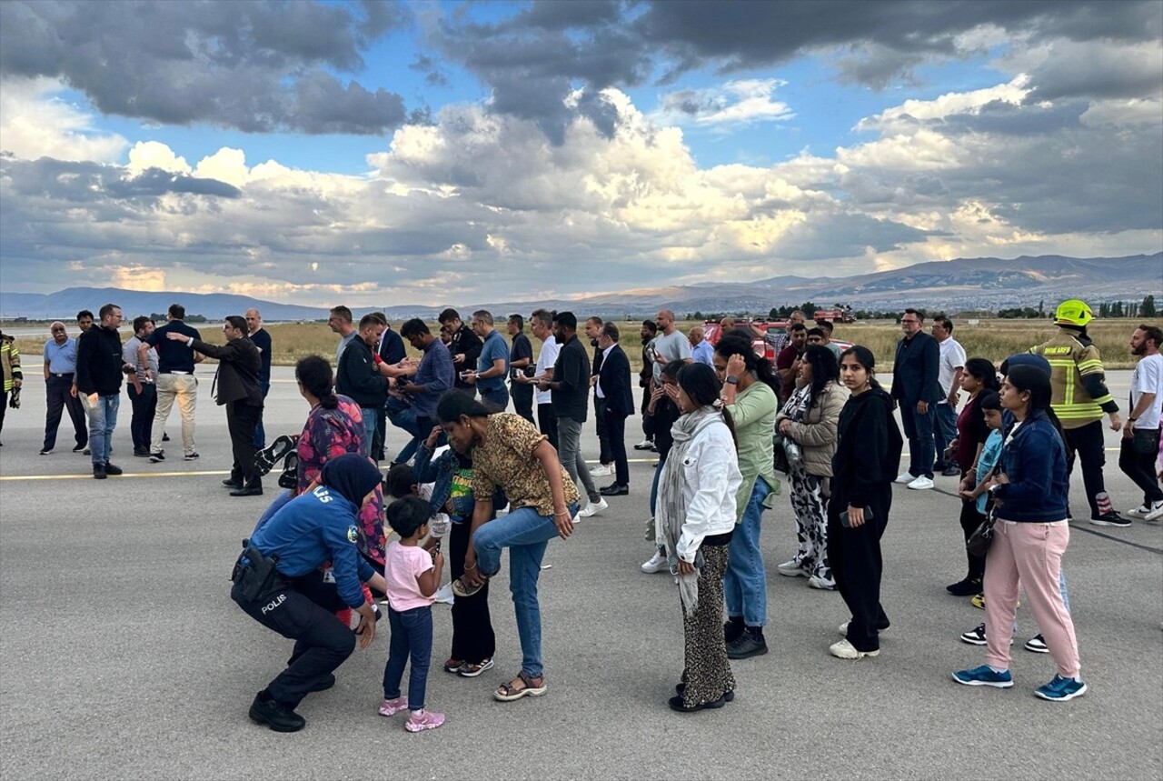 Hindistan-Almanya seferini yapan Vistara Hava Yolları’na ait yolcu uçağı, bomba ihbarı üzerine...