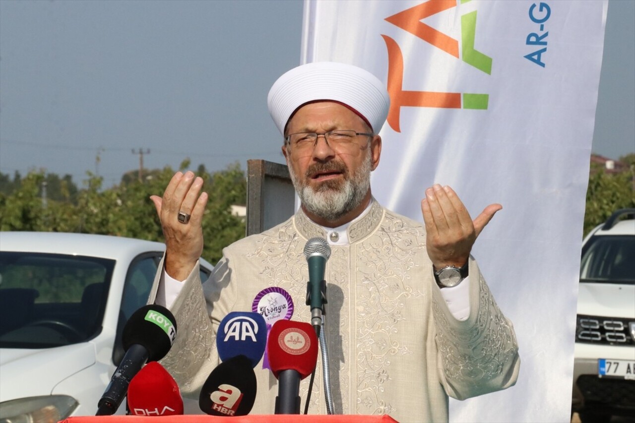 Diyanet İşleri Başkanı Prof. Dr. Ali Erbaş,  Yalova'nın Çiftlikköy ilçesinde kız öğrencilere...