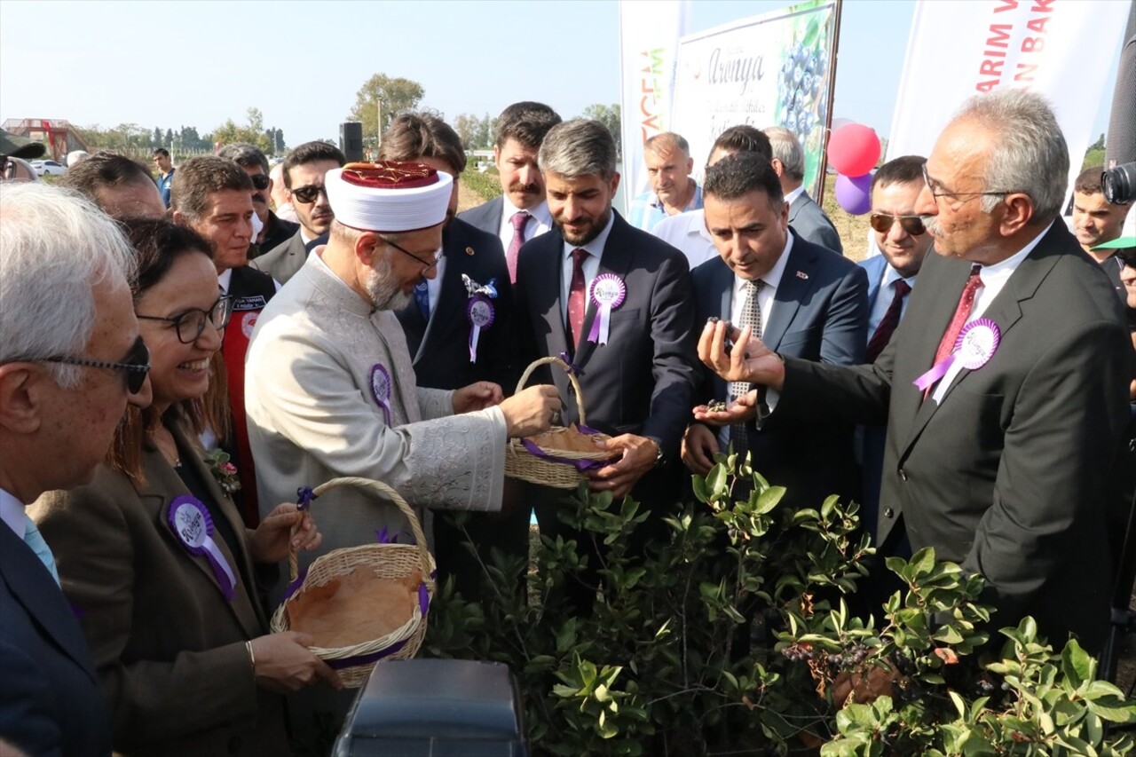 Diyanet İşleri Başkanı Prof. Dr. Ali Erbaş,  Yalova'nın Çiftlikköy ilçesinde kız öğrencilere...