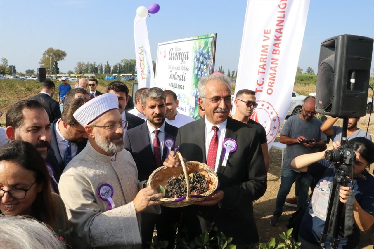 Diyanet İşleri Başkanı Prof. Dr. Ali Erbaş,  Yalova'nın Çiftlikköy ilçesinde kız öğrencilere...