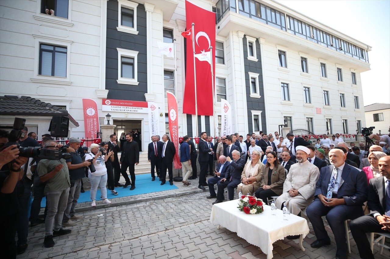 Diyanet İşleri Başkanı Ali Erbaş, Yalova'nın Çiftlikköy ilçesinde kız öğrencilere eğitim verilecek...