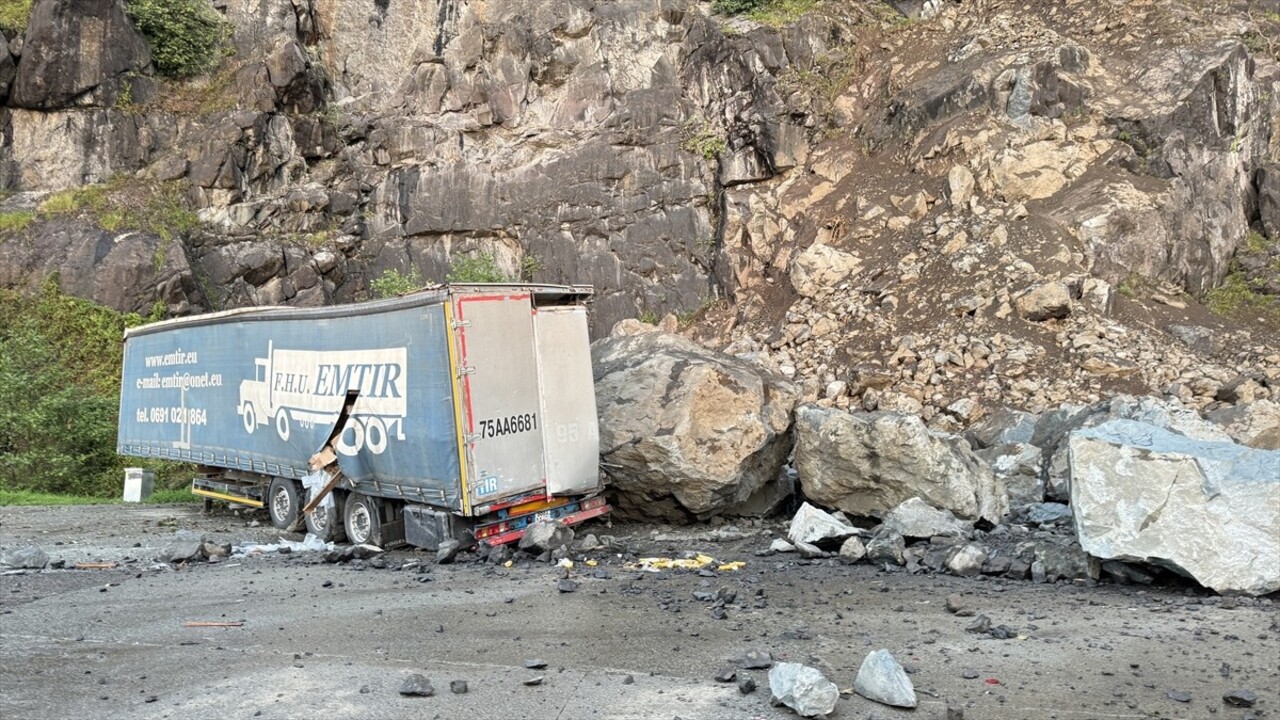 Artvin'in Hopa ilçesinde kara yolu güzergahında meydana gelen heyelanda park halindeki 2 tır hasar...