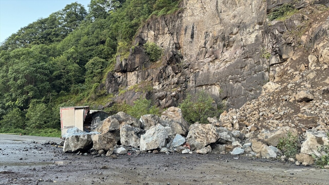 Artvin'in Hopa ilçesinde kara yolu güzergahında meydana gelen heyelanda park halindeki 2 tır hasar...