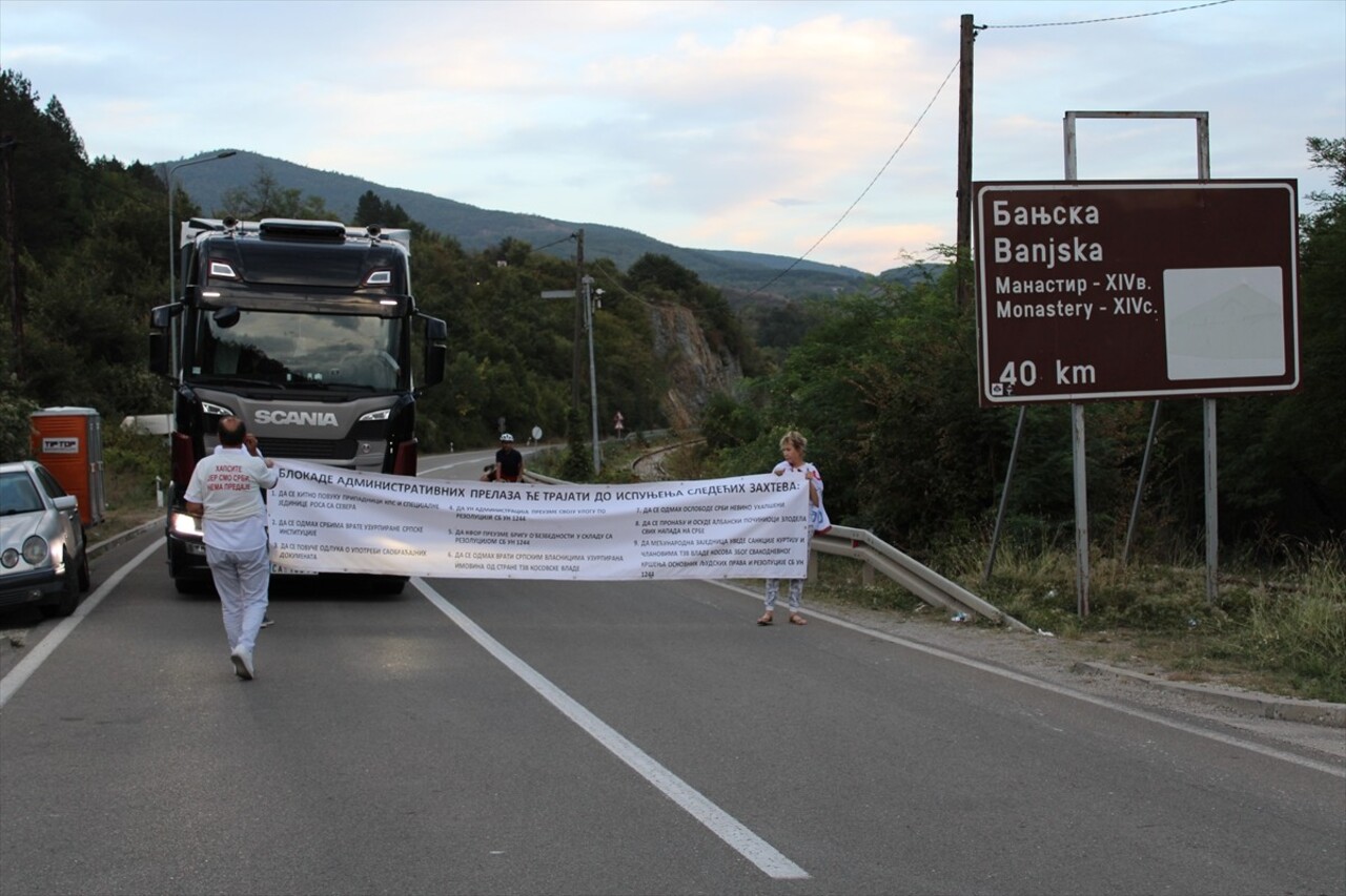 Sırbistan'da Kosova ile sınır geçişlerinde yol kapatma eylemi başlatılırken, sınır kapılarında...