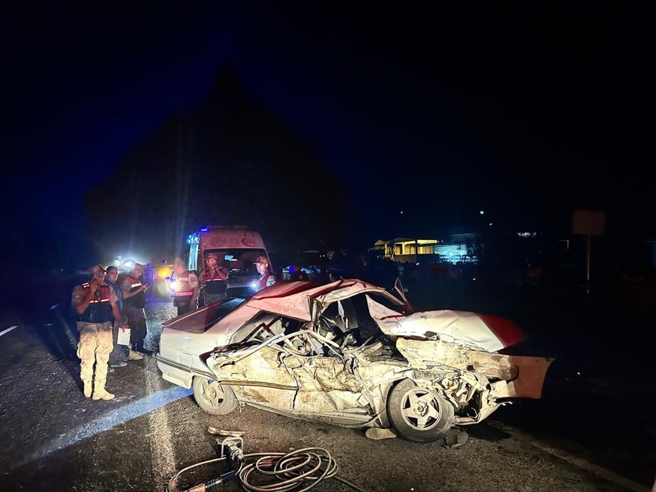 Şanlıurfa'da minibüsle otomobilin çarpışması sonucu bir kişi yaşamını yitirdi, 3 kişi...