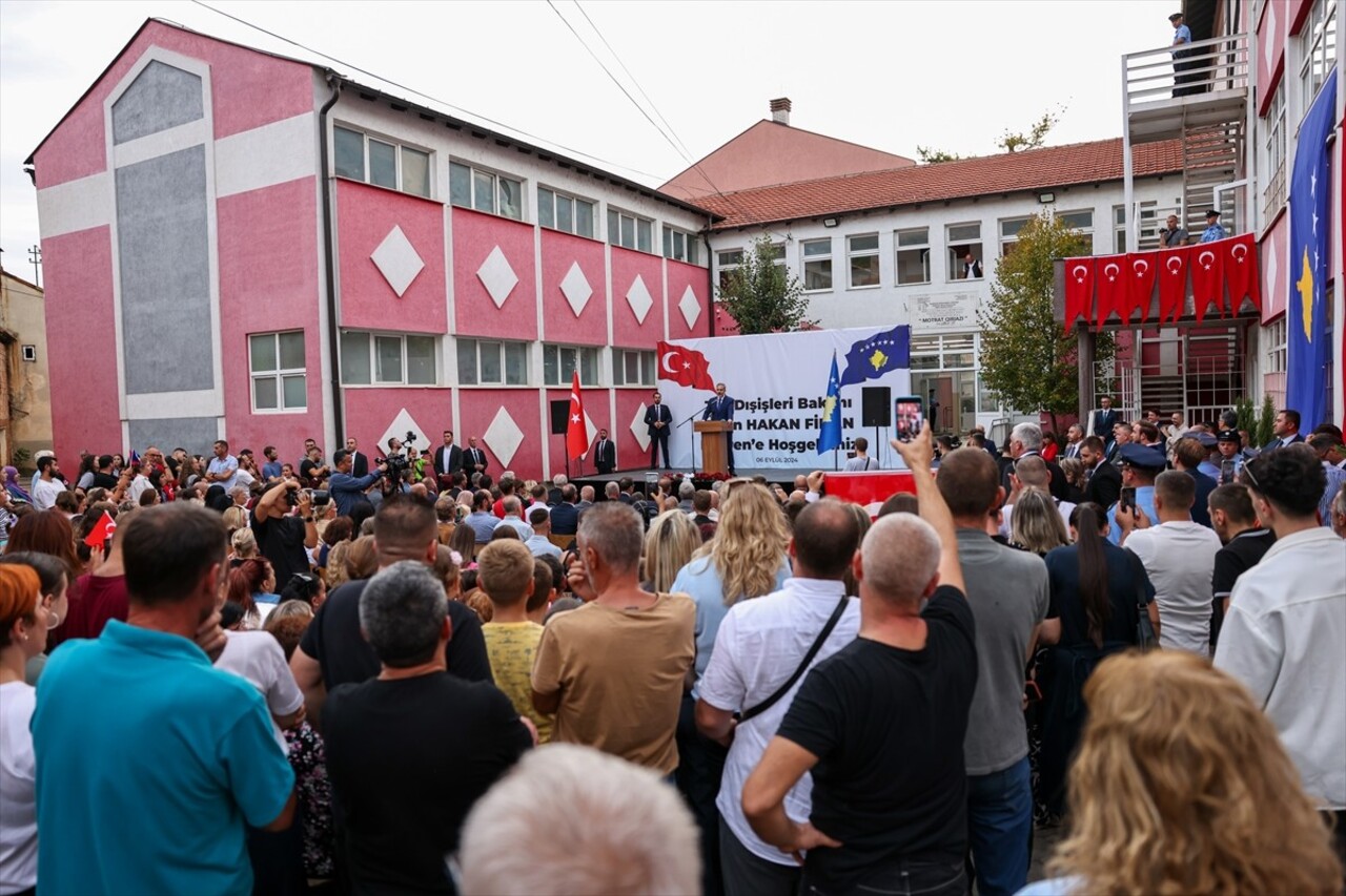 Dışişleri Bakanı Hakan Fidan, Kosova'nın Prizren şehrindeki Motrat Qirazi Okulu'ndaki programda...