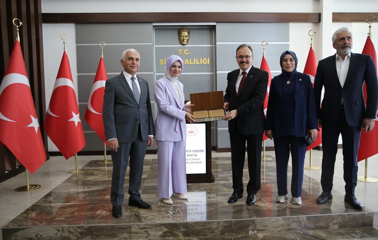 Aile ve Sosyal Hizmetler Bakanı Mahinur Özdemir Göktaş (solda), Siirt Valiliğine ziyarette...