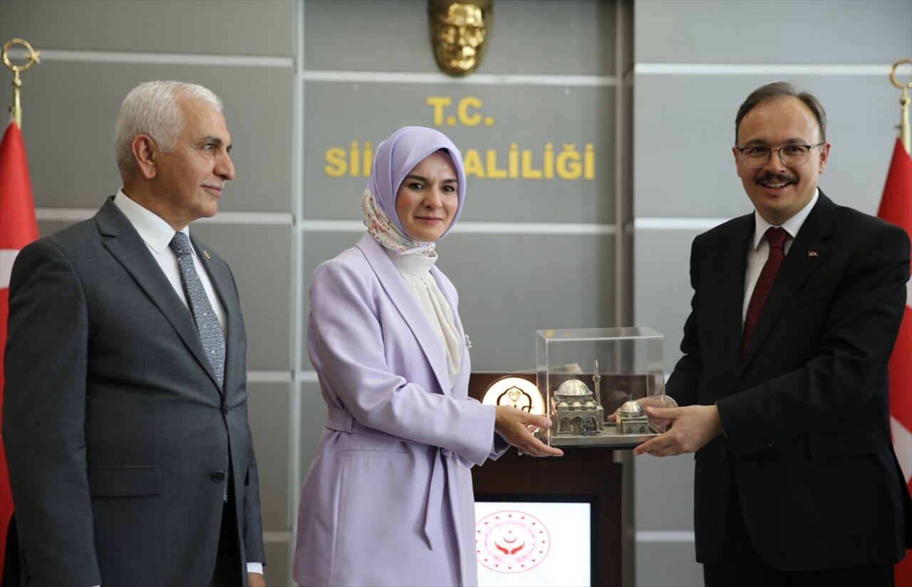 Aile ve Sosyal Hizmetler Bakanı Mahinur Özdemir Göktaş (solda), Siirt Valiliğine ziyarette...