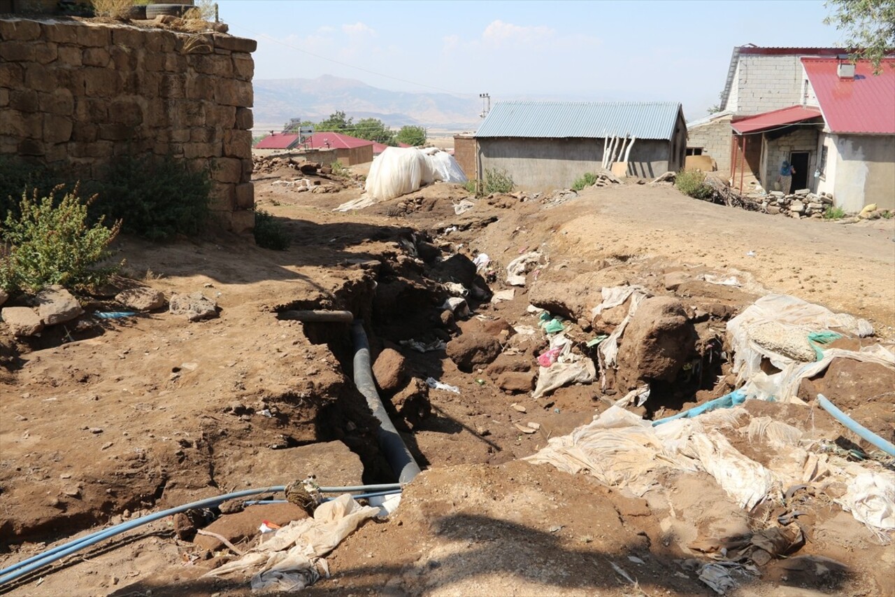 Bitlis'in Güroymak ilçesinde selden zarar gören Oduncular köyünde hasar tespit çalışması...