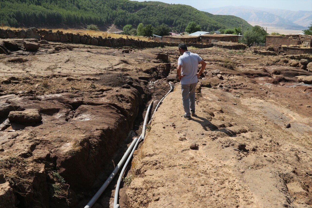 Bitlis'in Güroymak ilçesinde selden zarar gören Oduncular köyünde hasar tespit çalışması...