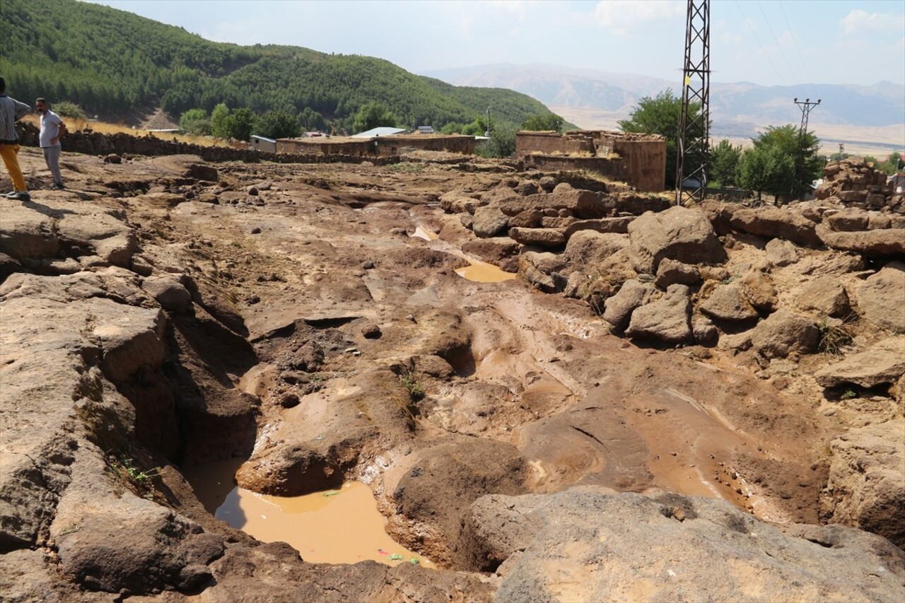 Bitlis'in Güroymak ilçesinde selden zarar gören Oduncular köyünde hasar tespit çalışması...