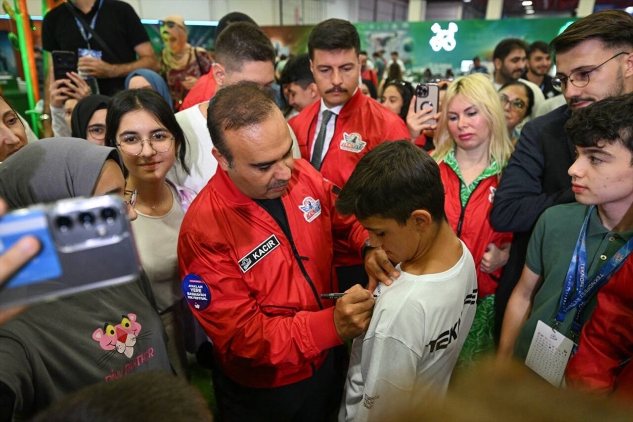 Sanayi ve Teknoloji Bakanı Mehmet Fatih Kacır (sol 4), Antalya'daki ANFAŞ Uluslararası Fuar ve...