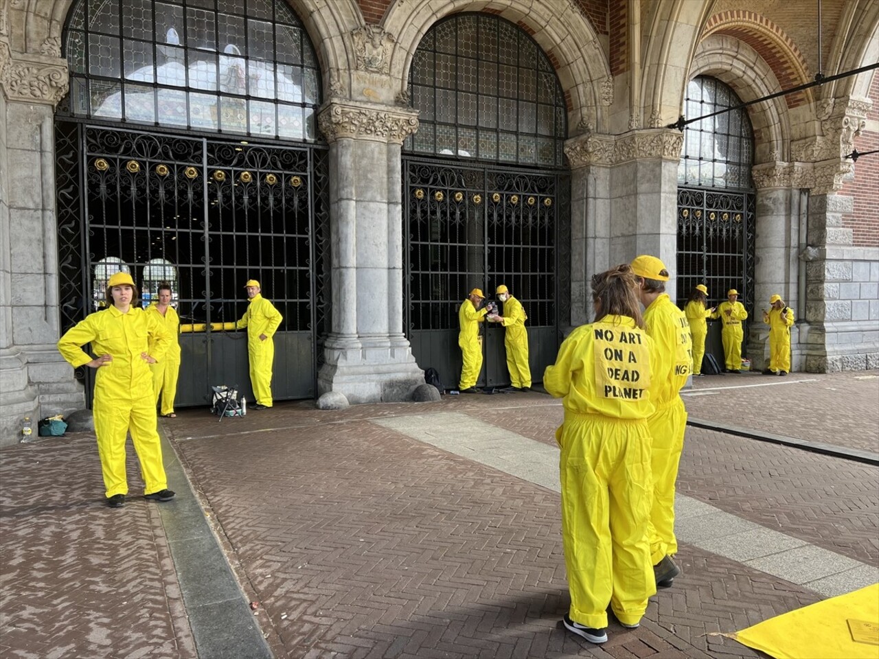 Hollanda'da "Extinction Rebellion (Yok Oluş İsyanı)" adlı çevreci grubun organizasyonuyla bir...