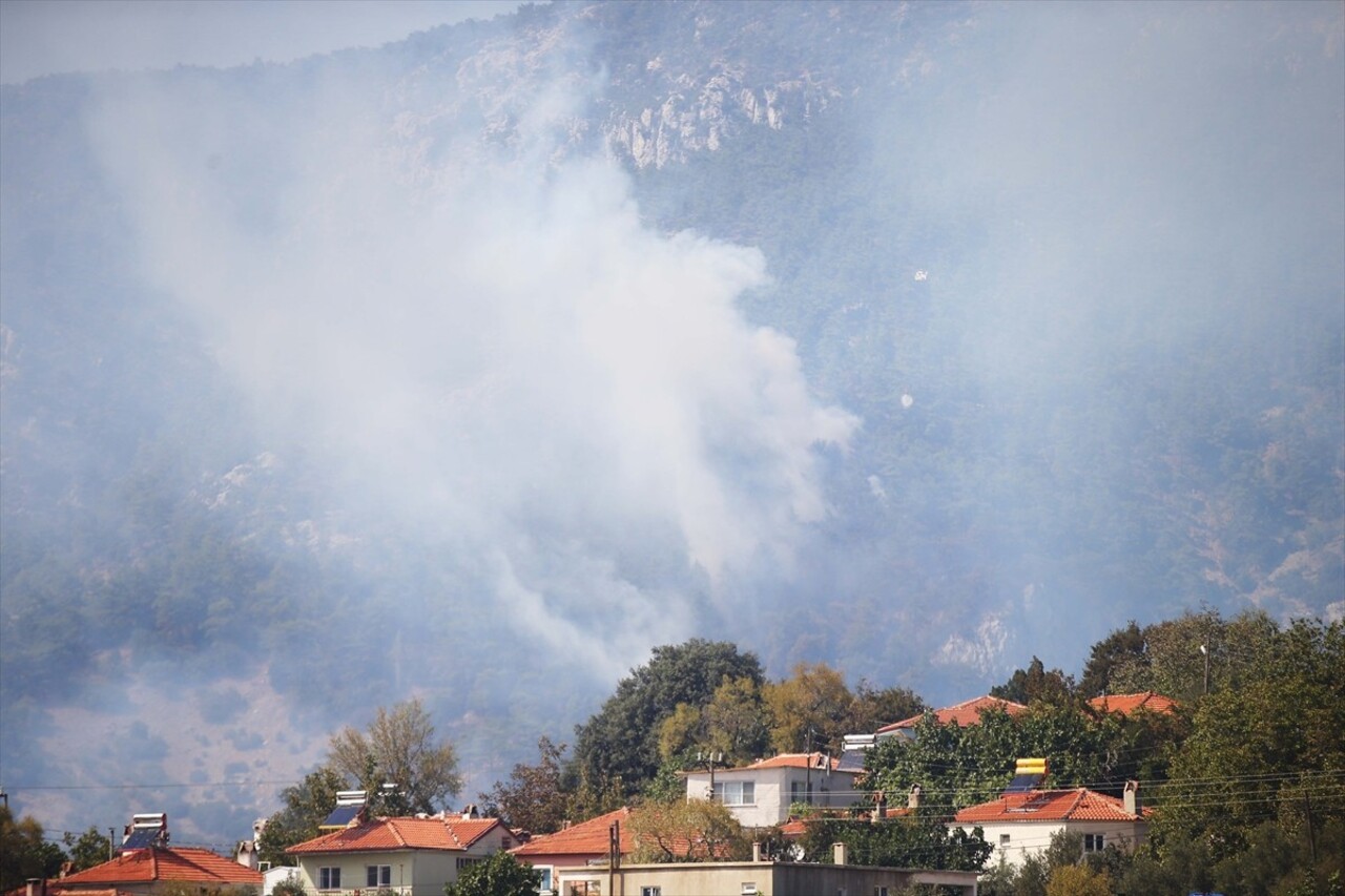 Muğla'nın Menteşe ilçesinde ormanlık alanda çıkan yangına havadan ve karadan müdahale...