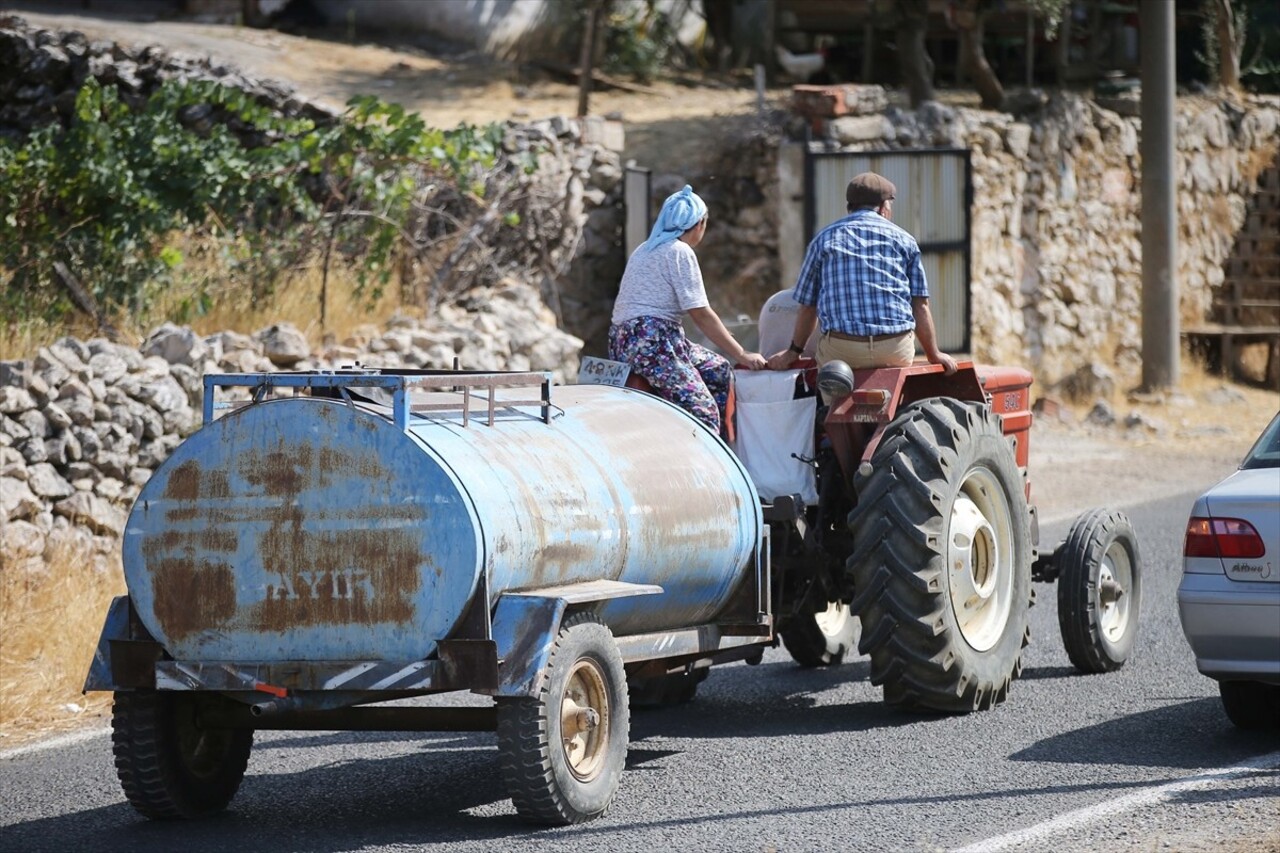 Muğla'nın Menteşe ilçesinde ormanlık alanda çıkan yangına havadan ve karadan müdahale...