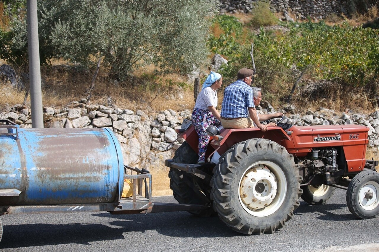 Muğla'nın Menteşe ilçesinde ormanlık alanda çıkan yangına havadan ve karadan müdahale...