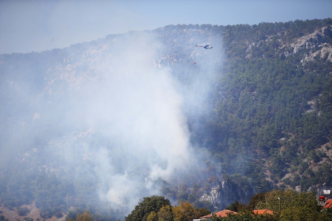 Muğla'nın Menteşe ilçesinde ormanlık alanda çıkan yangına havadan ve karadan müdahale...