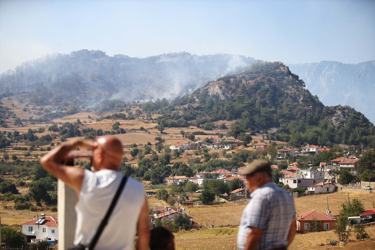 Muğla'nın Menteşe ilçesinde ormanlık alanda çıkan yangına havadan ve karadan müdahale...