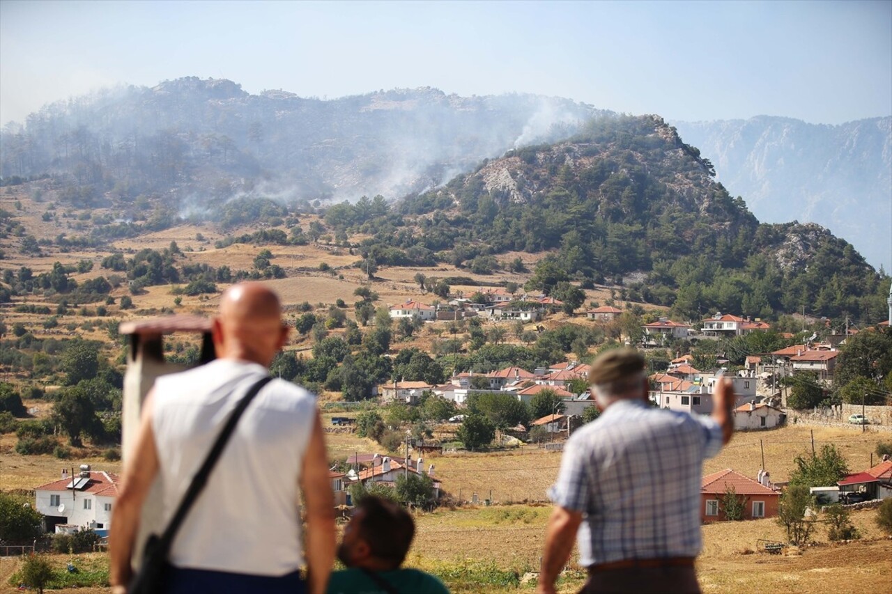 Muğla'nın Menteşe ilçesinde ormanlık alanda çıkan yangına havadan ve karadan müdahale...