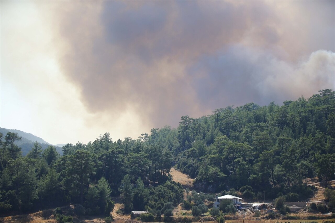 Muğla'nın Menteşe ilçesinde ormanlık alanda çıkan yangına havadan ve karadan müdahale...