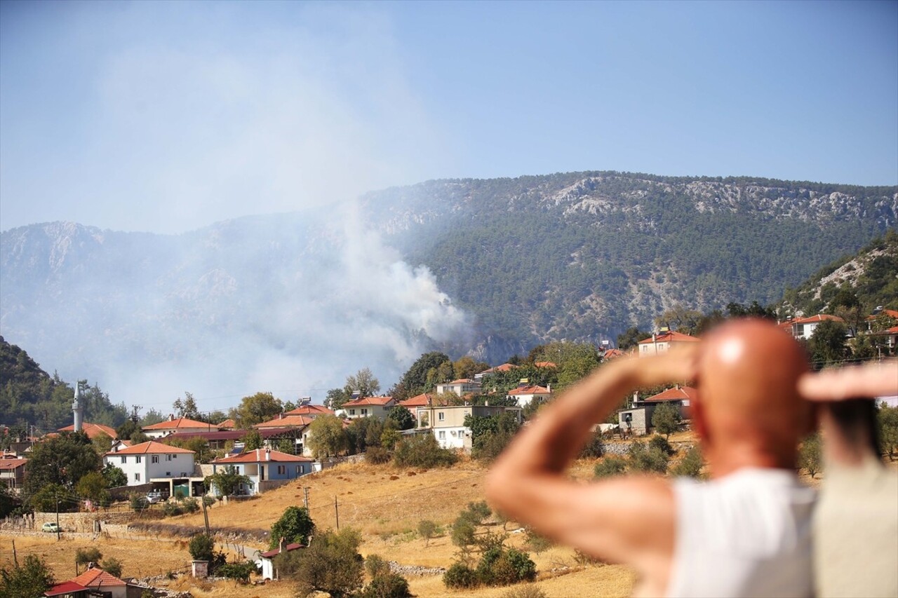 Muğla'nın Menteşe ilçesinde ormanlık alanda çıkan yangına havadan ve karadan müdahale...