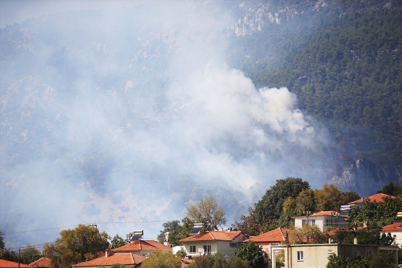 Muğla'nın Menteşe ilçesinde ormanlık alanda çıkan yangına havadan ve karadan müdahale...